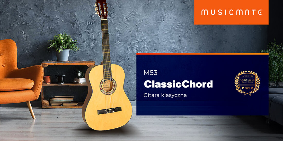 Na obrazie znajduje się gitara klasyczna na tle szarej ściany, obok pomarańczowego fotela i półki z rośliną. Po prawej stronie widoczny jest napis: \'M53 ClassicChord Gitara klasyczna\' oraz logo \'MUSICMATE\'.