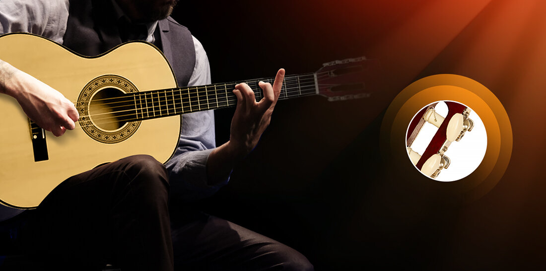 Osoba gra na klasycznej gitarze o jasnym korpusie z ozdobnym rozetą wokół otworu rezonansowego. Obok znajduje się powiększenie główki gitary z widocznymi kluczami do strojenia.