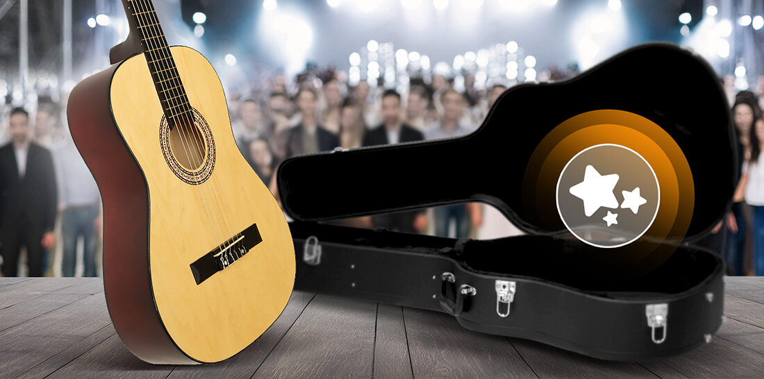 Na drewnianej podłodze stoi klasyczna gitara akustyczna obok otwartego futerału. W tle widoczna jest rozmyta grupa ludzi oraz jasne światła.