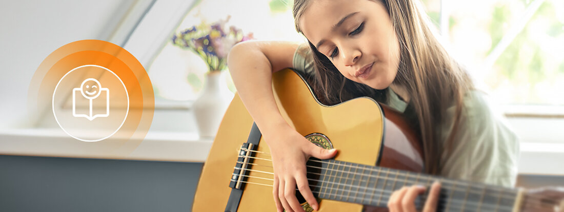 Osoba gra na klasycznej gitarze w jasnym pomieszczeniu. Obok widoczna jest ikona z uśmiechniętą twarzą i książką na pomarańczowym tle.