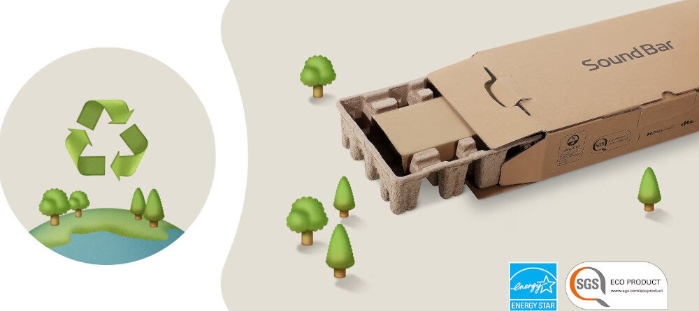 Obraz przedstawia kartonowe opakowanie z napisem \'SoundBar\', z którego wystaje część produktu. Obok znajduje się symbol recyklingu oraz loga \'ENERGY STAR\' i \'SGS ECO PRODUCT\'.