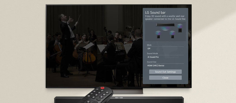 Na obrazie widoczny jest telewizor z wyświetlonym menu ustawień LG Sound bar, a przed nim znajduje się pilot. W tle na ekranie telewizora widać orkiestrę symfoniczną podczas występu.