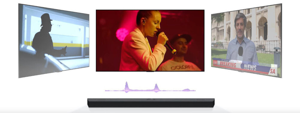 Na obrazie widoczny jest czarny soundbar umieszczony pod trzema ekranami, na których wyświetlane są różne sceny: osoba z mikrofonem, sylwetka postaci oraz reporter z mikrofonem. Pod soundbarem znajduje się wizualizacja dźwięku w postaci fali.