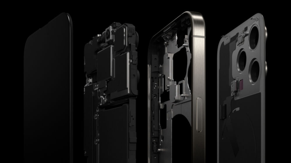 Zdjęcie przedstawia cztery częściowo rozłożone elementy smartfona, ukazujące jego wewnętrzne komponenty. Widoczne są szczegóły konstrukcji i obudowy urządzenia.