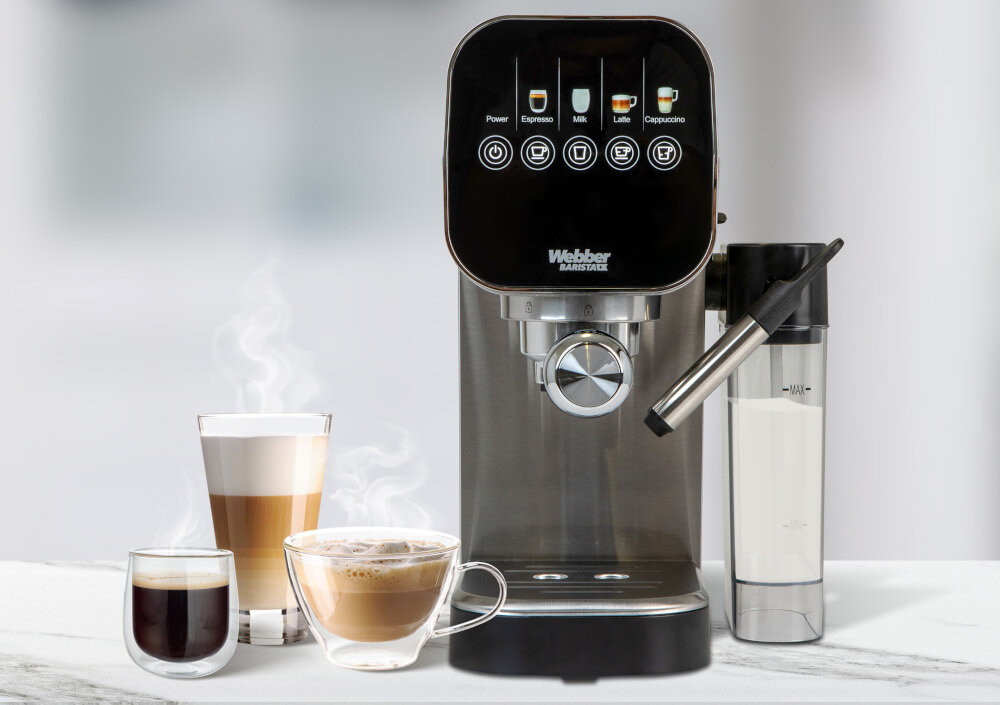Na obrazie znajduje się ekspres do kawy z logo \'Webber BARISTA\'. Obok ekspresu stoją trzy filiżanki z różnymi rodzajami kawy oraz pojemnik na mleko.
