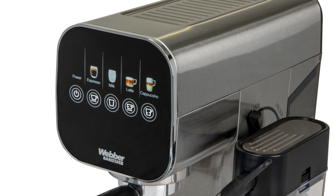 Srebrny ekspres do kawy z czarnym panelem przednim, na którym znajdują się ikony i napisy: Power, Espresso, Milk, Latte, Cappuccino. Logo na panelu to \'Webber Baristaxx\'.