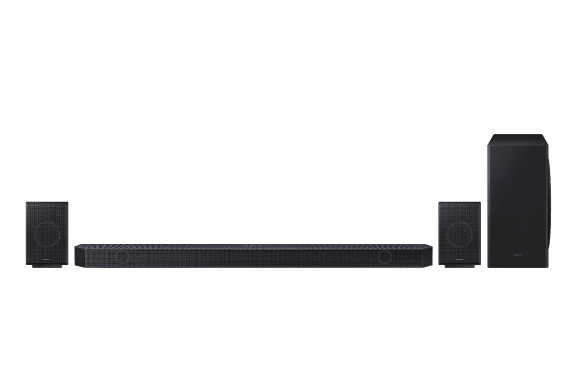 Na obrazie widoczny jest czarny soundbar z dwoma głośnikami satelitarnymi i subwooferem. Wszystkie elementy mają prostokątny kształt i są w kolorze czarnym.