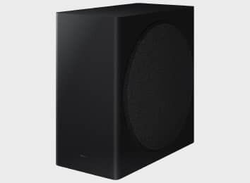 Czarny subwoofer o prostokątnym kształcie z widoczną okrągłą maskownicą głośnika z boku.