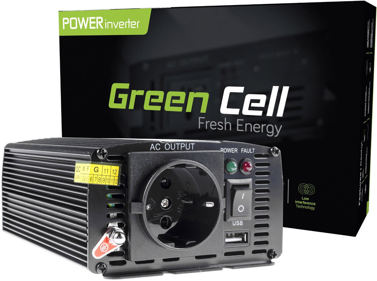 Na pierwszym planie znajduje się przetwornica z gniazdem AC, portem USB i przełącznikiem, a w tle widoczny jest czarny karton z napisem \'Green Cell Fresh Energy\'.