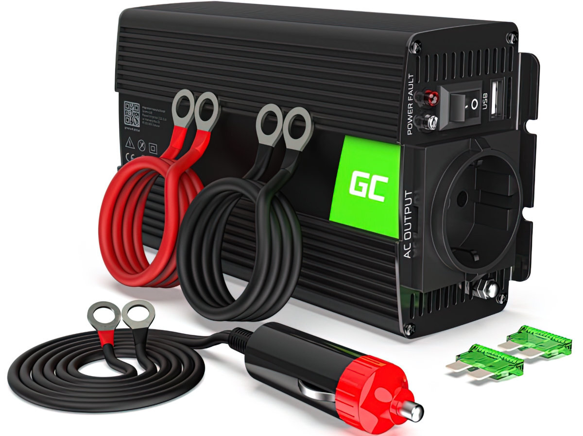 Na obrazie znajduje się czarna przetwornica z zielonym logo \'GC\', wyposażona w gniazdo AC, port USB oraz przełącznik. Obok leżą czerwone i czarne kable z końcówkami oczkowymi oraz dwa zielone bezpieczniki.