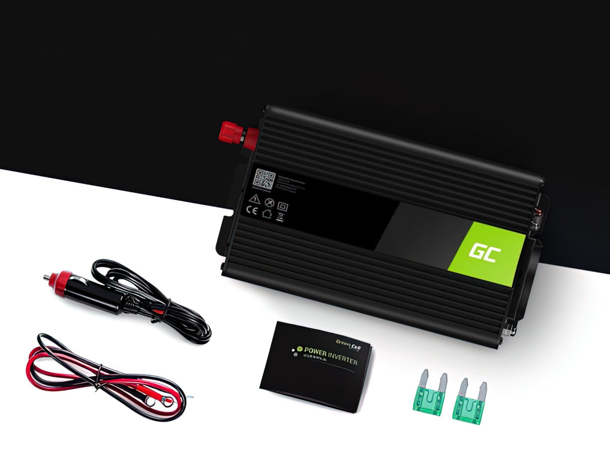 Na obrazie widoczna jest przetwornica z logo \'GC\' oraz zestaw akcesoriów, w tym przewody i bezpieczniki. Obok znajduje się instrukcja z napisem \'POWER INVERTER\'.