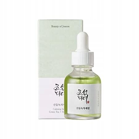 Na obrazie widoczna jest butelka z pipetą zawierająca zielony płyn oraz pudełko z napisem \'Beauty of Joseon\'. Na etykiecie butelki znajduje się tekst w języku koreańskim oraz \'Calming Serum Green Tea + Panthenol\'.