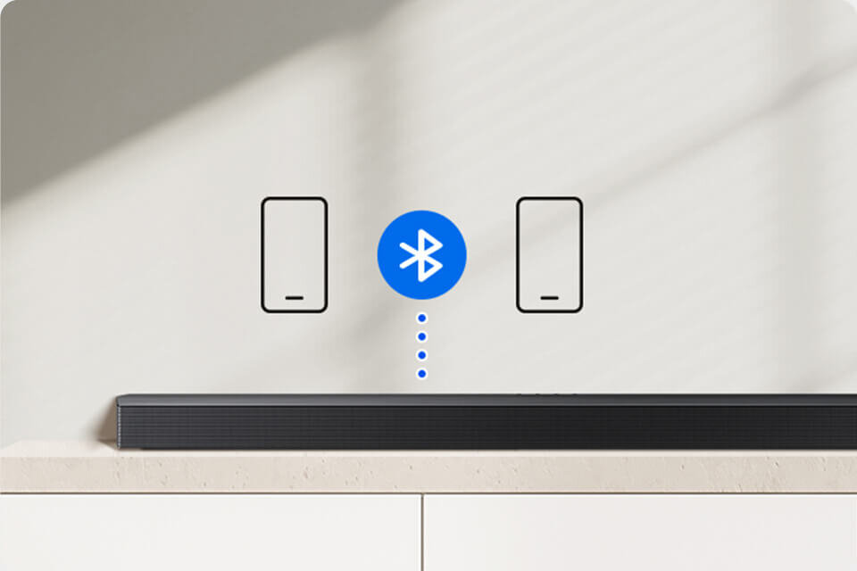 960c640 connectivity others bluetooth multi connection 2 Na obrazie widoczny jest czarny soundbar umieszczony na jasnej powierzchni. Nad nim znajduje się niebieska ikona Bluetooth z symbolami dwóch urządzeń po bokach.