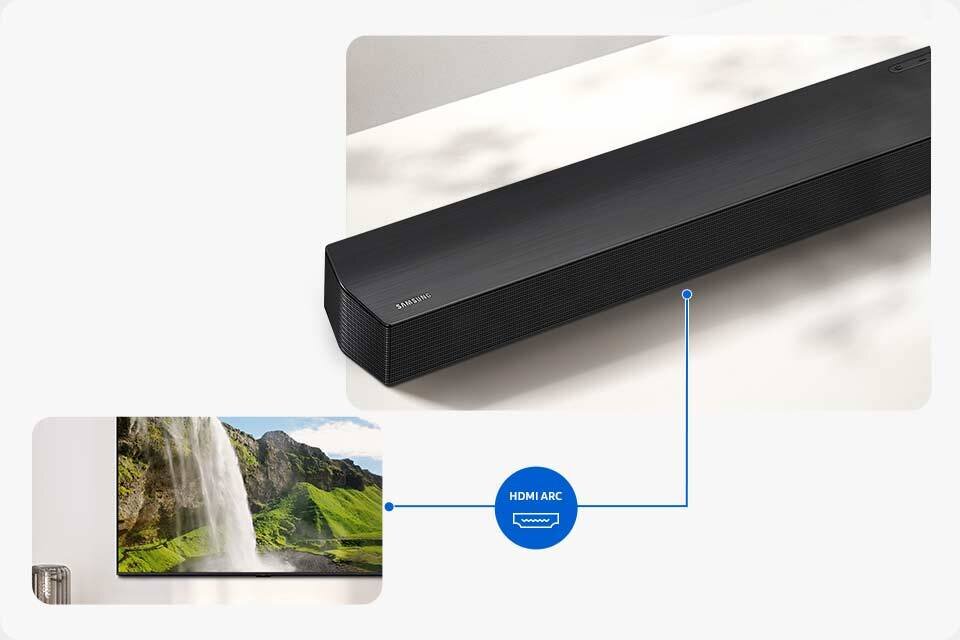 960x640 hw-b750f connectivity others hdmi arc pc Na obrazie widoczny jest czarny soundbar z logo \'SAMSUNG\' oraz telewizor wyświetlający krajobraz z wodospadem. Pomiędzy nimi znajduje się niebieska ikona z napisem \'HDMI ARC\'.