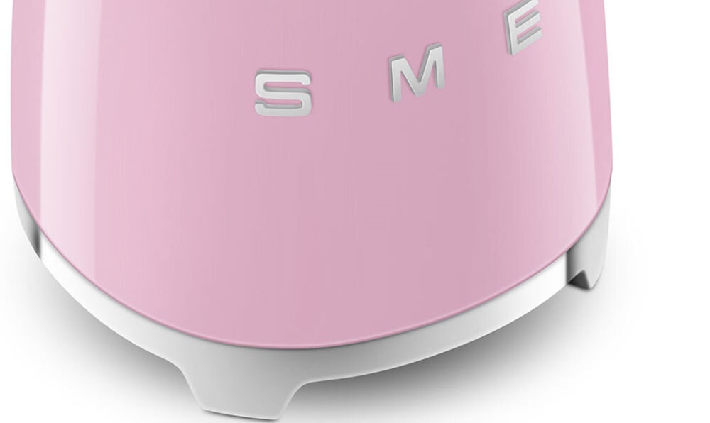 Fragment różowego czajnika z widocznym napisem \'SMEG\' na jego powierzchni.
