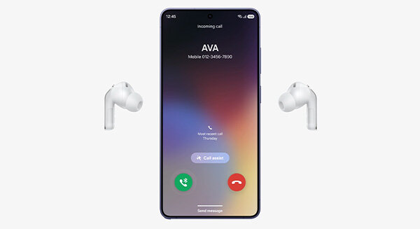 Na obrazie widoczny jest smartfon z ekranem pokazującym przychodzące połączenie od \'AVA Mobile 012-3456-7890\'. Po bokach telefonu znajdują się białe słuchawki bezprzewodowe.