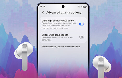 Na obrazie widoczny jest ekran smartfona z ustawieniami \'Advanced quality options\', gdzie włączone są opcje \'Ultra high quality (UHQ) audio\' i \'Super wide band speech\'. W tle znajdują się dwa białe słuchawki dokanałowe na tle kolorowych, abstrakcyjnych kształtów.