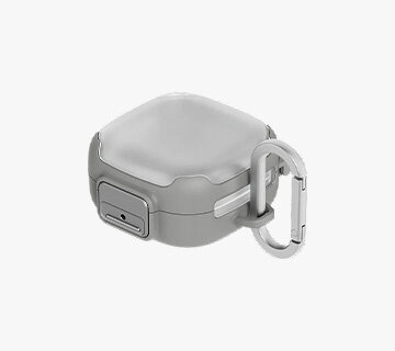 Szare etui ochronne z metalowym karabińczykiem, przeznaczone do przechowywania słuchawek. Etui ma zaokrąglone krawędzie i widoczny port ładowania.