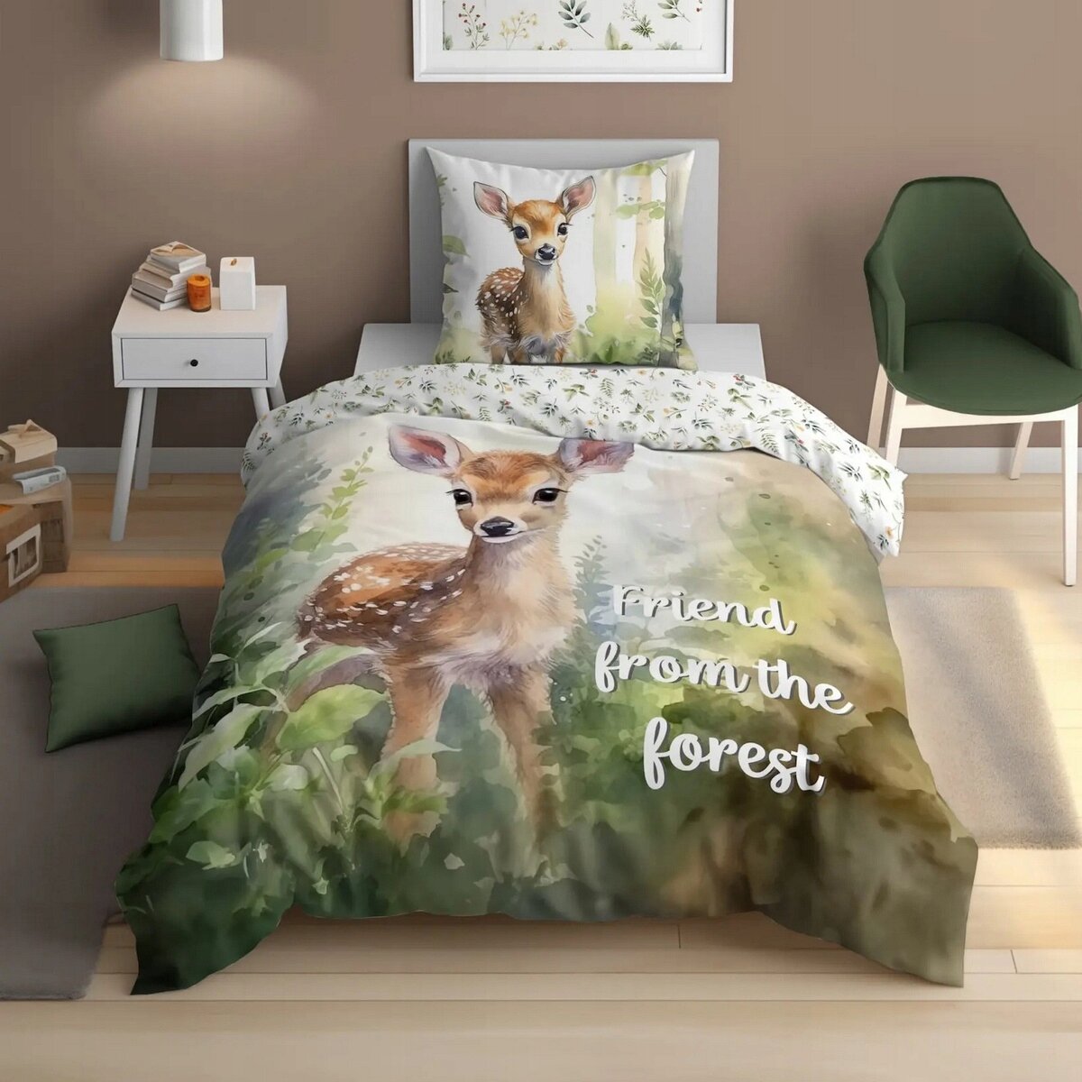 Na łóżku znajduje się pościel z wizerunkiem sarenki oraz napisem \'Friend from the forest\'. W tle widoczny jest stolik z książkami i zielone krzesło.