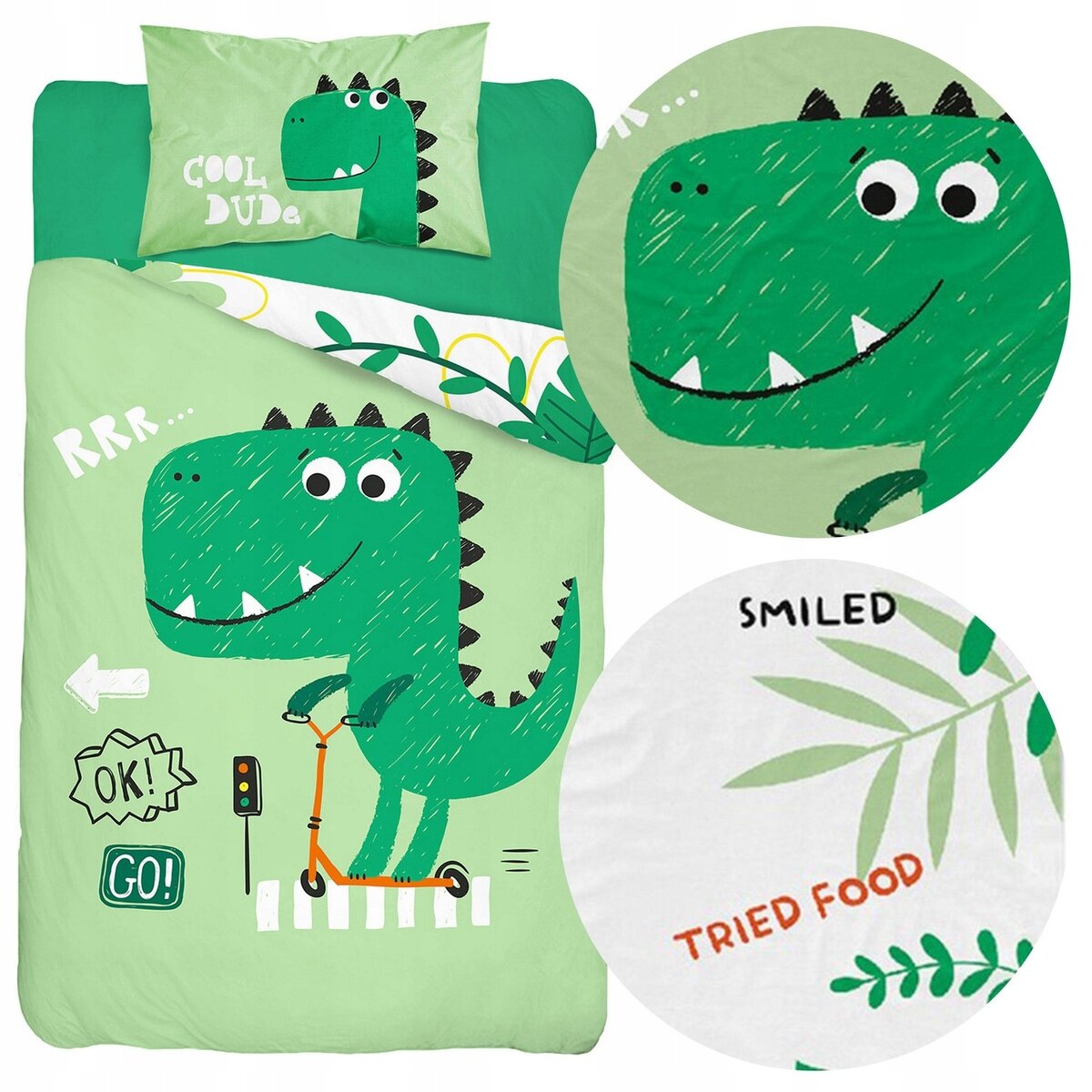 Pościel dziecięca z motywem zielonego dinozaura na hulajnodze, z napisami \'COOL DUDE\', \'RRR...\', \'OK!\', \'GO!\', \'SMILED\', \'TRIED FOOD\'. Wzór zawiera również elementy roślinne i sygnalizację świetlną.