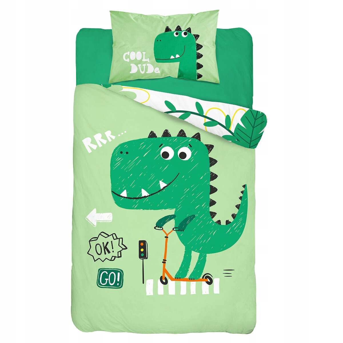 Pościel dziecięca z motywem zielonego dinozaura na hulajnodze, z napisem \'RRR...\', \'OK!\' i \'GO!\'. Na poduszce widoczny jest napis \'COOL DUDE\' oraz głowa dinozaura.