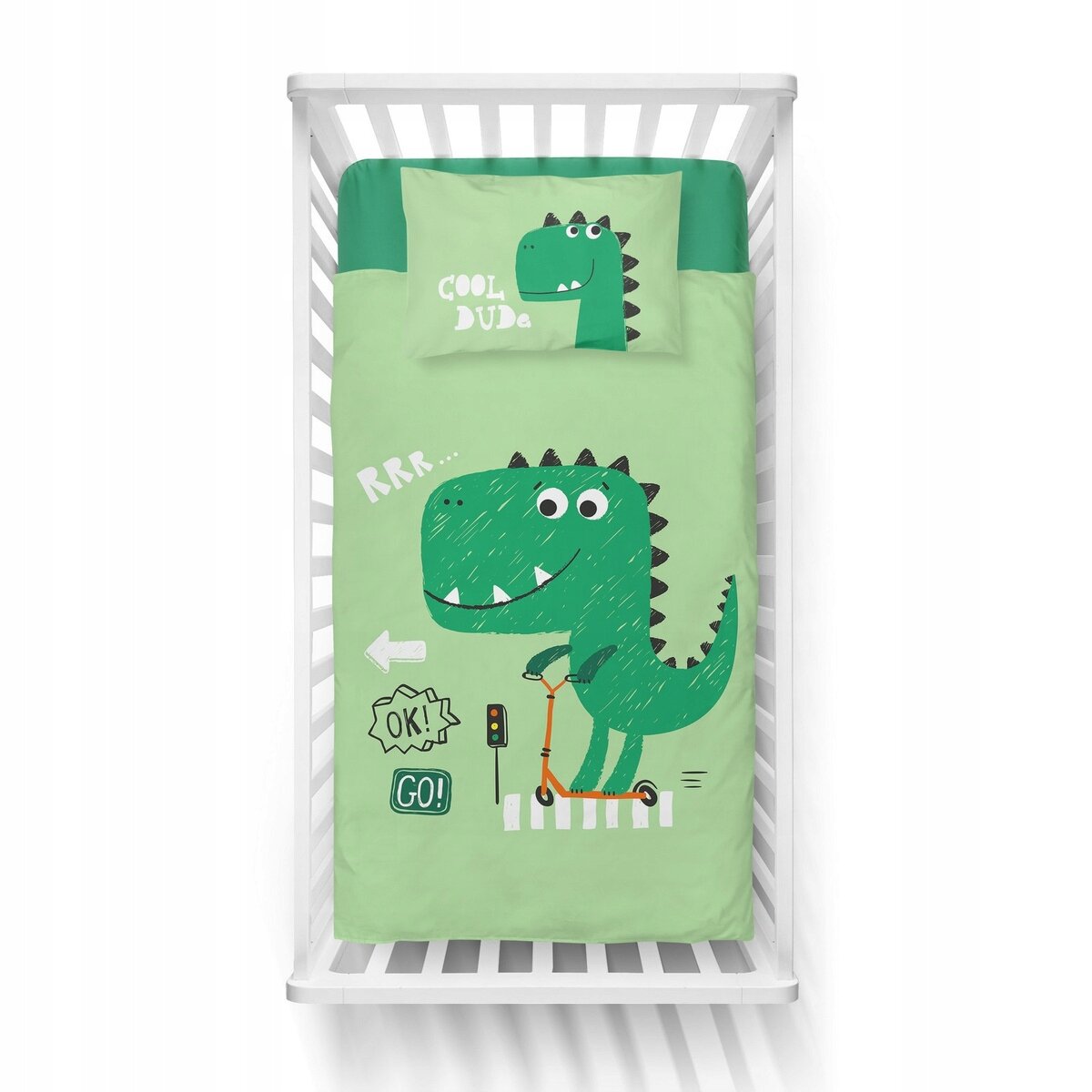 Na zielonej pościeli znajduje się rysunek zielonego dinozaura na hulajnodze oraz napisy \'RRR...\', \'OK!\', \'GO!\'. Na poduszce widoczny jest napis \'COOL DUDE\' oraz głowa dinozaura.