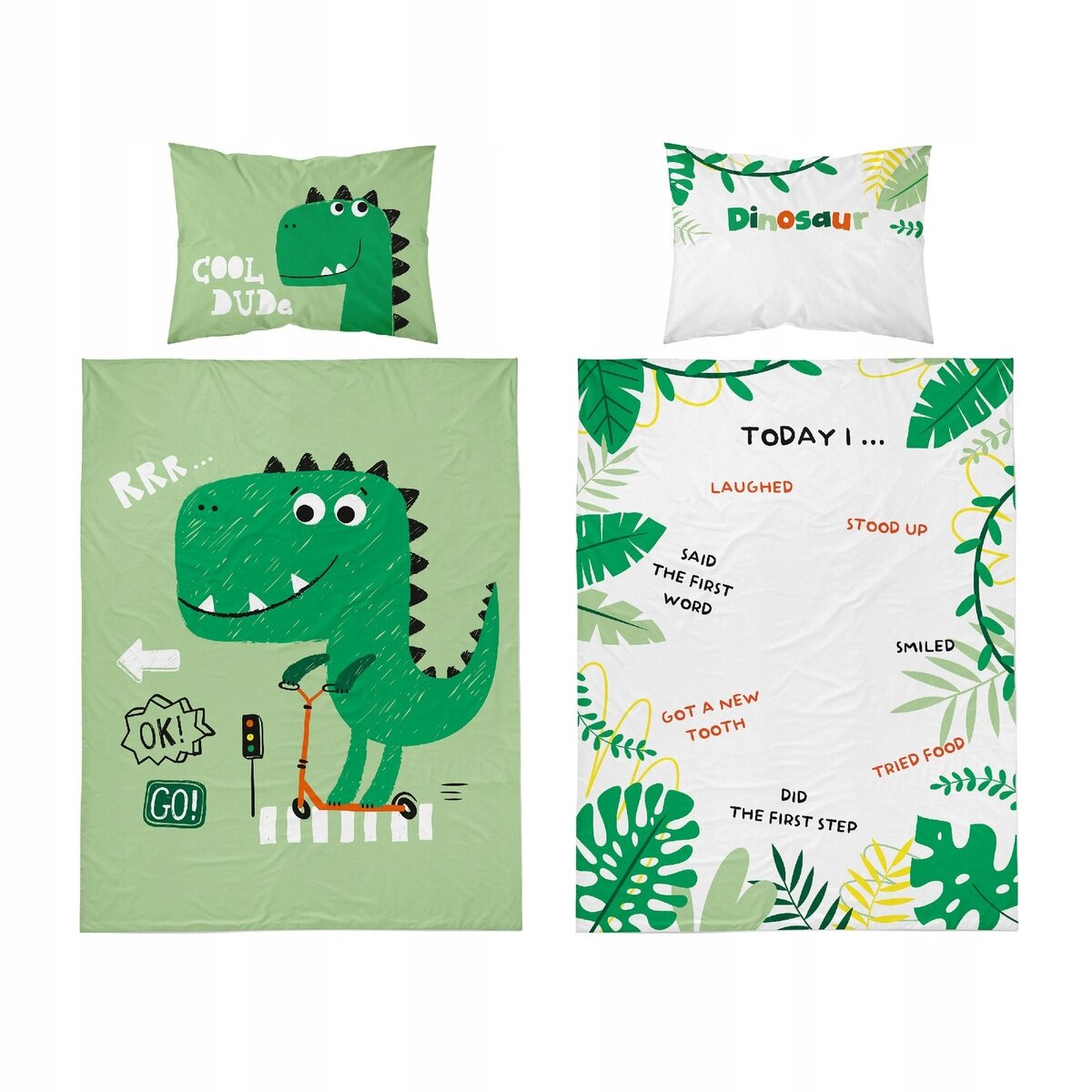 Na obrazie widoczna jest pościel dziecięca z motywem zielonego dinozaura na hulajnodze oraz tekstami \'COOL DUDE\' i \'OK! GO!\'. Druga część pościeli ma napis \'TODAY I...\' oraz różne czynności, takie jak \'LAUGHED\', \'STOOD UP\', otoczone liśćmi.