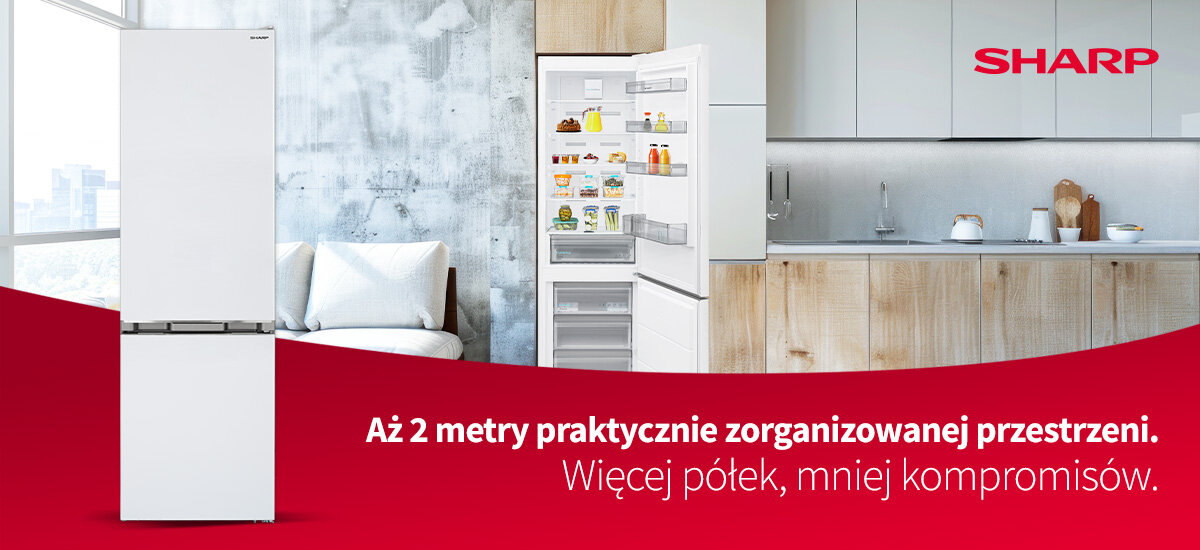 Obraz przedstawia białą lodówkę w nowoczesnej kuchni z otwartymi drzwiami, ukazującą zorganizowane wnętrze z produktami spożywczymi. Na czerwonym tle widnieje tekst: \'Aż 2 metry praktycznie zorganizowanej przestrzeni. Więcej półek, mniej kompromisów.\' oraz logo SHARP.