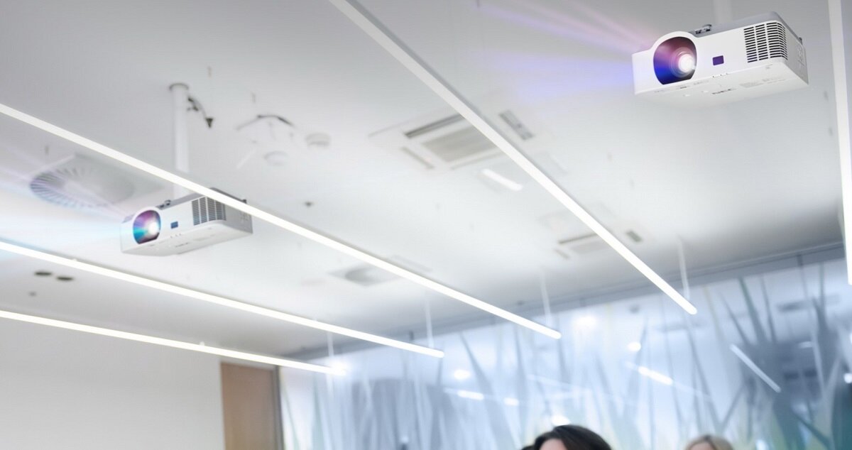 Projektor NEC P554W wyświetlacz cale funkcjonalność matryca odświeżanie reakcja złącza rozdzielczość ekran biuro dom praca rozrywka USB wideo audio Full HD