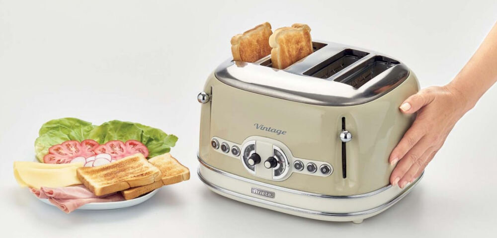 Toster ARIETE 156/03 Vintage toster ręka na tosterze tosty przypieczone z warzywami na talerzu przyciski gałka funkcjonalność estetyka retro elegancki design komponuje się w każdej kuchni kompaktowe wymiary 30 x 19 x 20 cm pastelowe kolory z trwałego metalu trwałość nienagrzewająca się obudowa Cool Touch bezpieczeństwo użytkowania estetyka wygoda codziennego gotowania