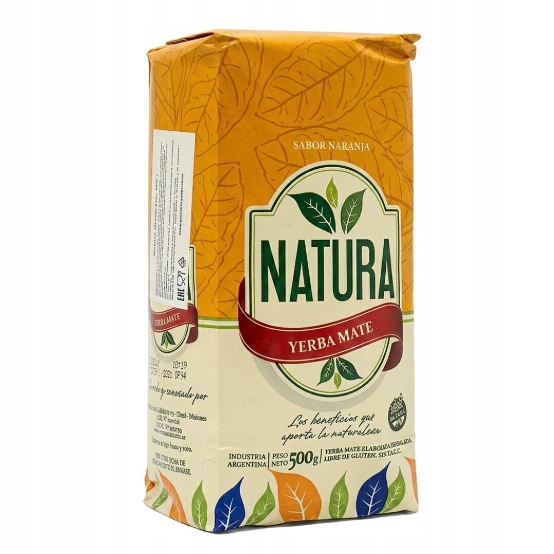 Opakowanie Yerba Mate Natura o smaku pomarańczowym, 500g, z widocznym logo \'NATURA\' i napisem \'Yerba Mate\'. Tło opakowania jest pomarańczowe z motywem liści, a na dole znajdują się kolorowe liście w odcieniach zieleni, niebieskiego i pomarańczowego.