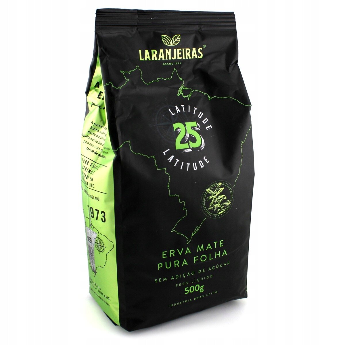 Opakowanie Yerba Mate Laranjeiras Terere Erva-Mate 500g Pura Folha Latitude 25 w kolorze czarno-zielonym z napisem \'LARANJEIRAS\' i \'LATITUDE 25\'. Widoczny jest kontur mapy oraz tekst \'ERVA MATE PURA FOLHA\' i \'SEM ADIÇÃO DE AÇÚCAR\'.