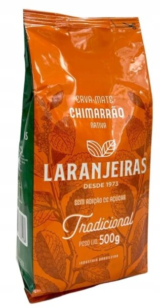 Opakowanie Yerba Mate Laranjeiras Chimarrao Tradicional 500g z napisem \'ERVA-MATE CHIMARRÃO NATIVA LARANJEIRAS DESDE 1973 SEM ADIÇÃO DE AÇÚCAR Tradicional PESO LÍQ. 500g\'. Opakowanie jest w kolorze pomarańczowym z zielonymi elementami i ozdobione wzorem liści.