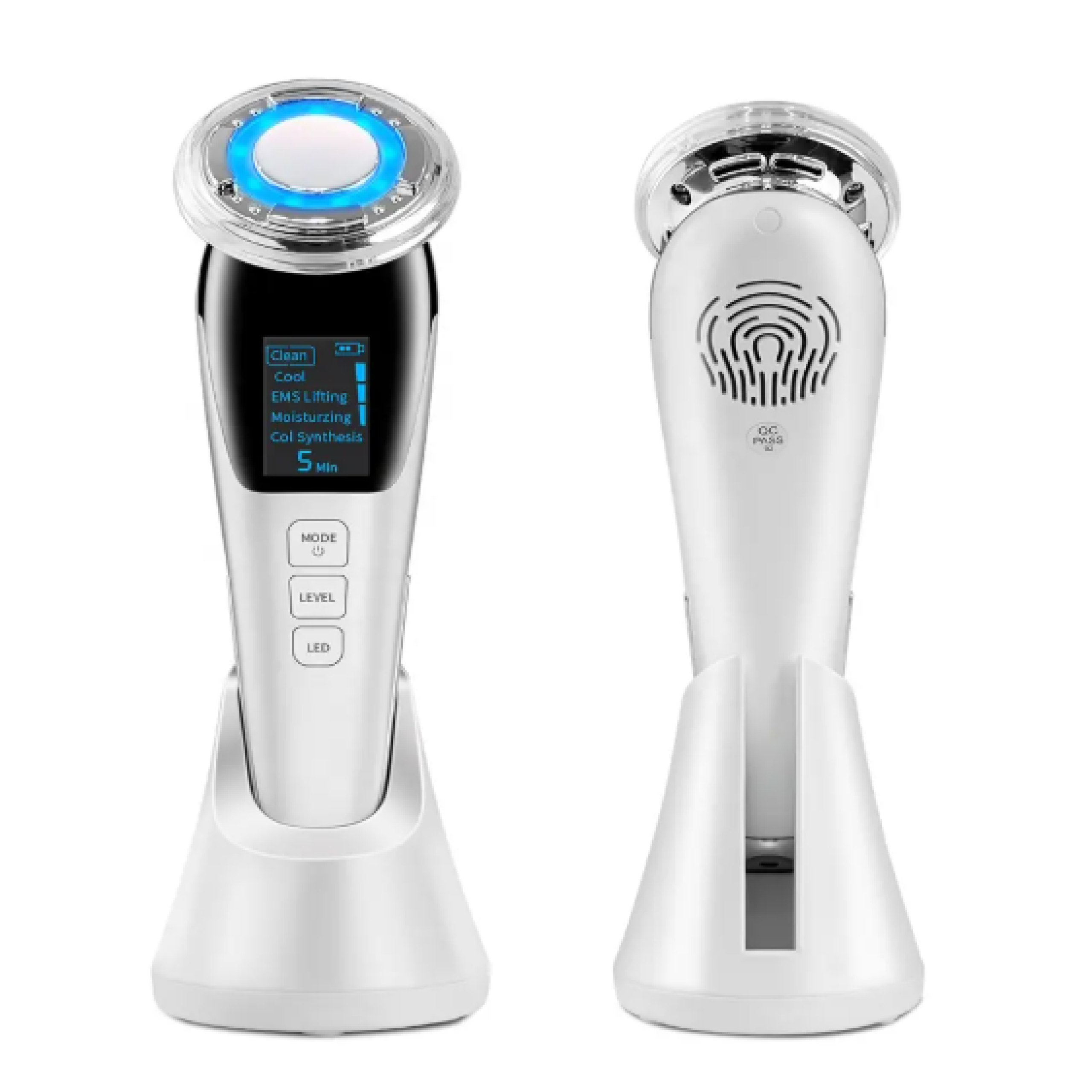 Na obrazie widoczny jest masażer do twarzy z wyświetlaczem LCD, na którym widać tekst: \'Clean, Cool, EMS Lifting, Moisturizing, Coll Synthesis, 5 Min\'. Urządzenie ma biały kolor i znajduje się na podstawce.