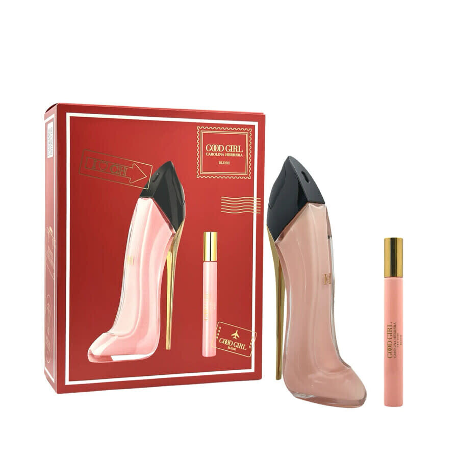 Zestaw perfum składający się z dużej butelki w kształcie szpilki oraz mniejszego flakonu, obok czerwonego pudełka z napisem \'GOOD GIRL CAROLINA HERRERA BLUSH\'.