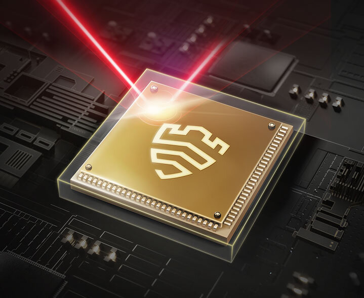 Złoty chip komputerowy z wygrawerowanym symbolem, na który pada czerwony promień lasera. Chip znajduje się na ciemnej płytce z widocznymi ścieżkami elektronicznymi.