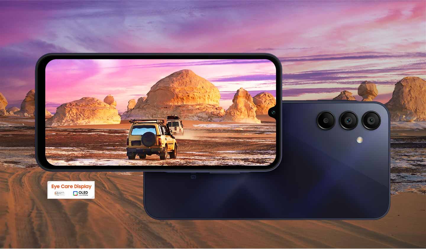 Smartfon z wyświetlaczem pokazującym krajobraz z samochodem terenowym na tle skał. Obok widoczne są trzy obiektywy aparatu oraz tekst \'Eye Care Display\' i \'OLED\'.