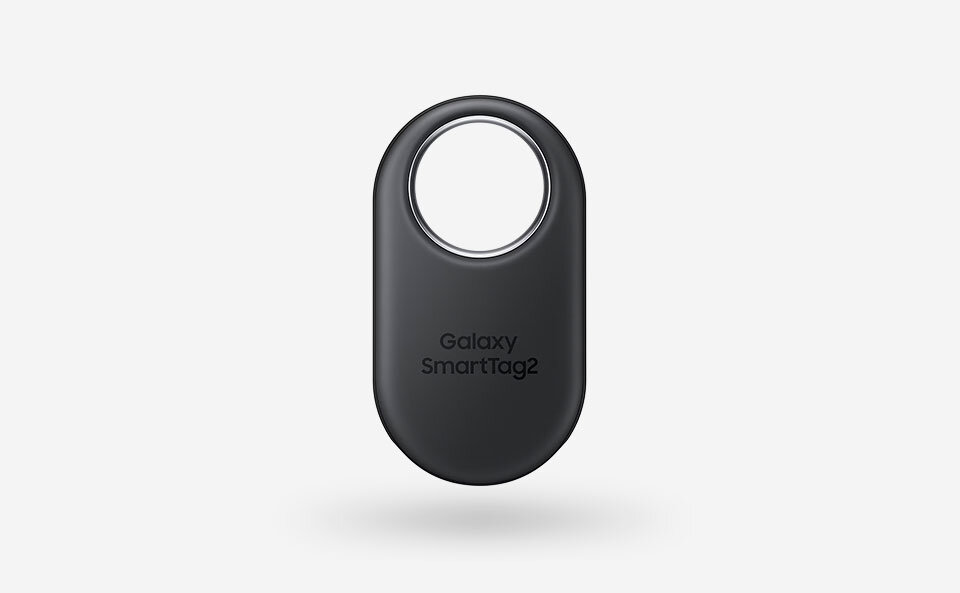 Czarny lokalizator z napisem \'Galaxy SmartTag2\' i otworem na jednym końcu.