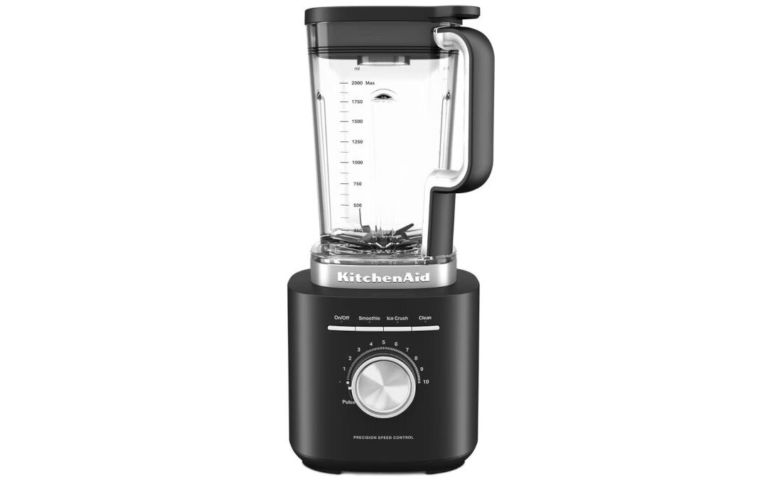 Czarny blender kielichowy z przezroczystym pojemnikiem, na którym widoczna jest miarka. Na podstawie znajduje się logo \'KitchenAid\' oraz pokrętło z oznaczeniami prędkości.