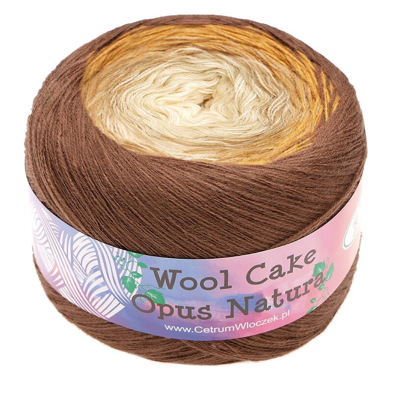 Motek włóczki w odcieniach brązu i beżu z etykietą z napisem \'Wool Cake Opus Natura\'.