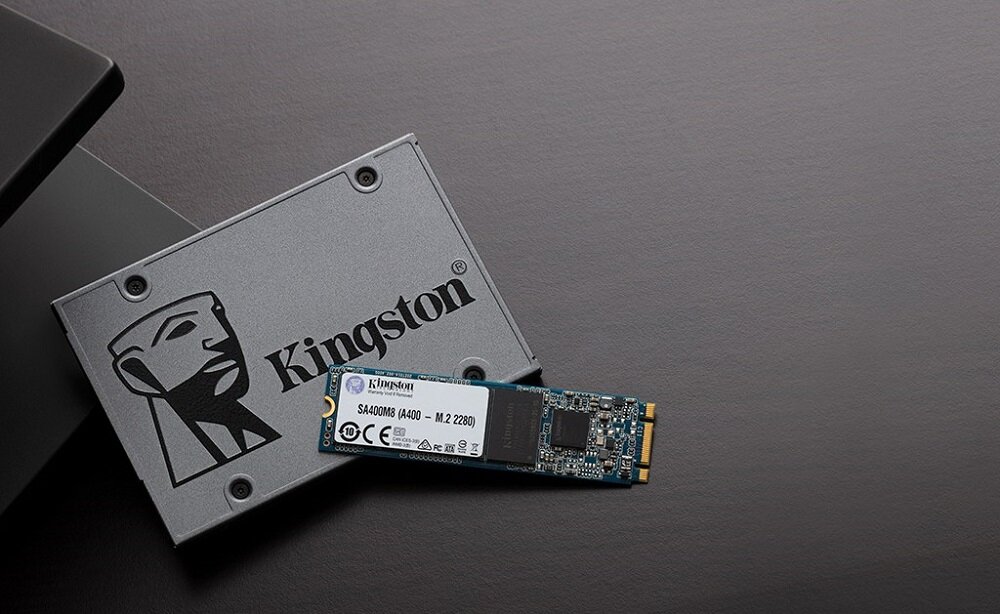 Na obrazie widoczny jest dysk SSD z logo Kingston oraz mniejszy moduł M.2 z etykietą \'SA400M8 (A400) - M.2 2280\'.