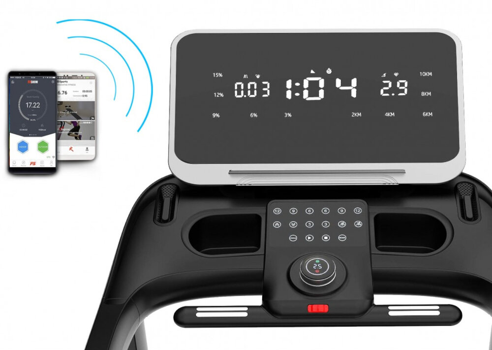Na obrazie widoczny jest panel sterowania bieżni elektrycznej z wyświetlaczem pokazującym czas, dystans i prędkość. Obok znajduje się smartfon z aplikacją fitness, a nad nim ikona sygnału bezprzewodowego.