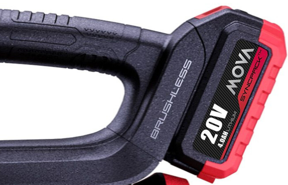 Zbliżenie na uchwyt dmuchawy do liści z widocznym napisem \'BRUSHLESS\' oraz baterią oznaczoną jako \'20V 4.0Ah MOVA SYNC PACK\'.