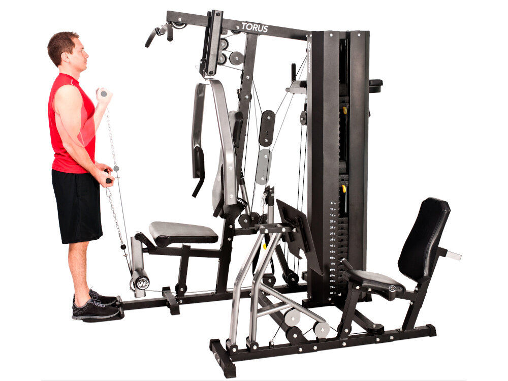 Atlas HORIZON FITNESS Torus 5 osoba ćwiczy na atlasie stojąc wszechstronny trening całego ciała funkcjonalna siłownia domowa dopasowanie do użytkownika