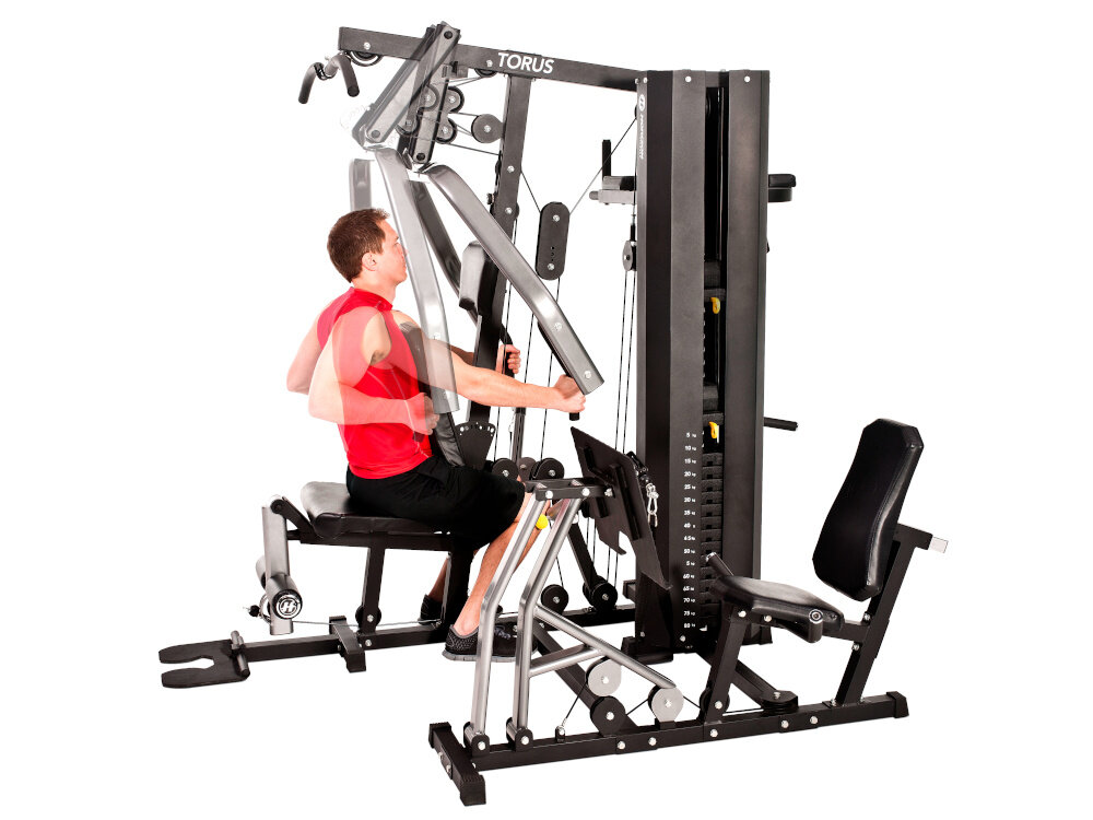 Atlas HORIZON FITNESS Torus 5 osoba ćwiczy na atlasie siedząc wszechstronny trening siłowy szeroki zakres ćwiczeń 8 stanowisk trening górnych i dolnych partii ciała do użytku domowego wykonywanie wielu ćwiczeń