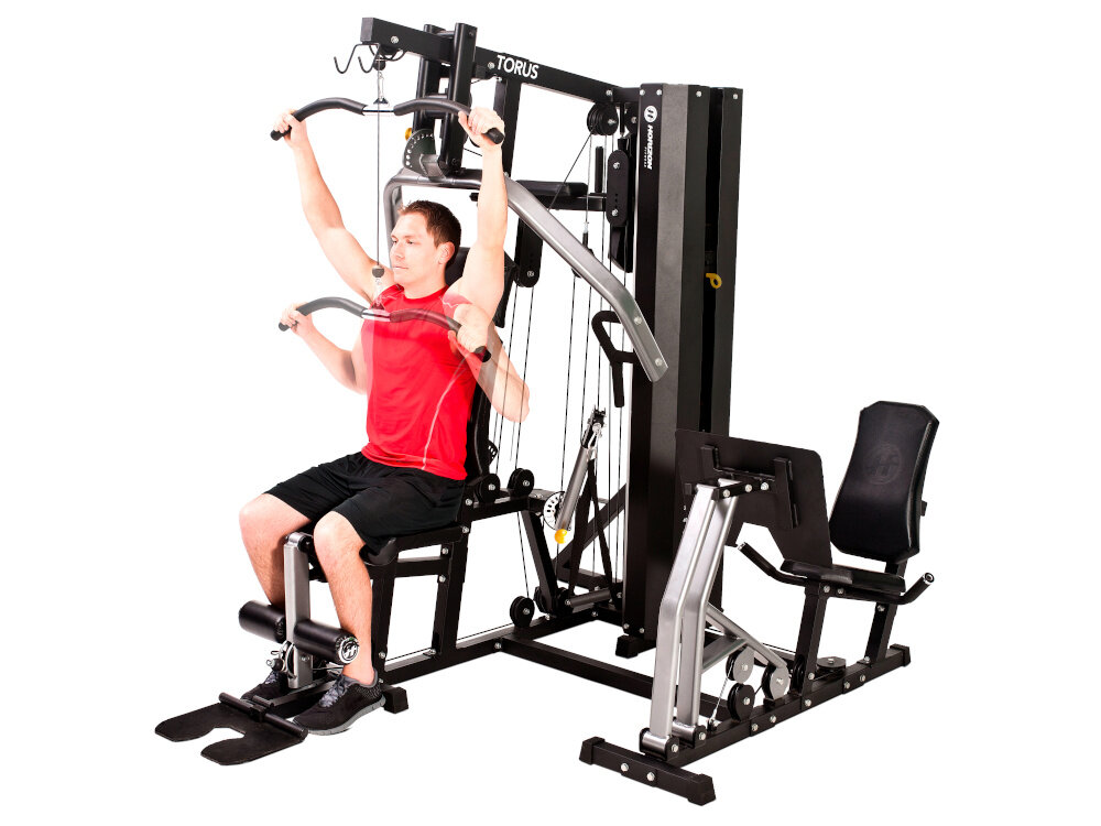 Atlas HORIZON FITNESS Torus 5 osoba ćwiczy na atlasie siedząc ośmiostopniowa regulacja oparcia czterostopniowa regulacja siedziska dostosowanie sprzętu do różnych typów sylwetek stojaki wytrzymują maksymalne obciążenie do 80 kg