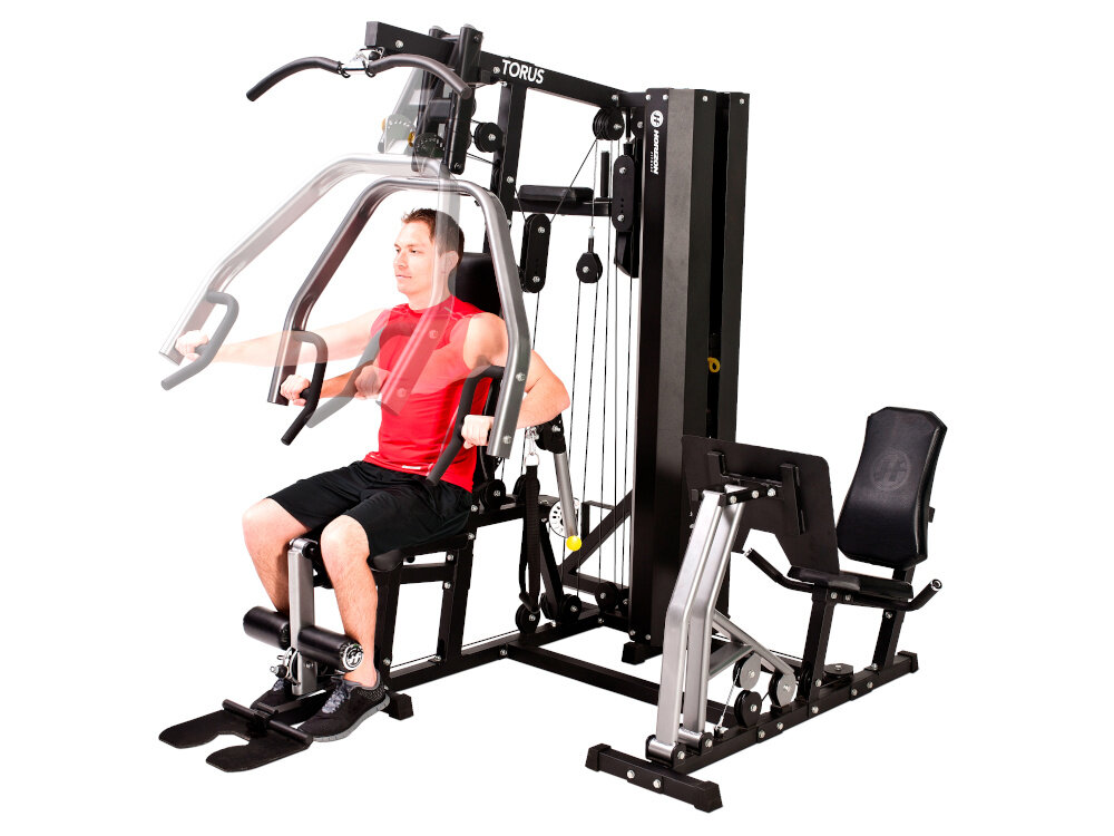 Atlas HORIZON FITNESS Torus 5 osoba ćwiczy na atlasie siedząc swobodnie poruszające się ramiona dołączone akcesoria drążek pokryty pianką i uchwyty do ćwiczeń efektywność ćwiczenia w różnych płaszczyznach ruchu