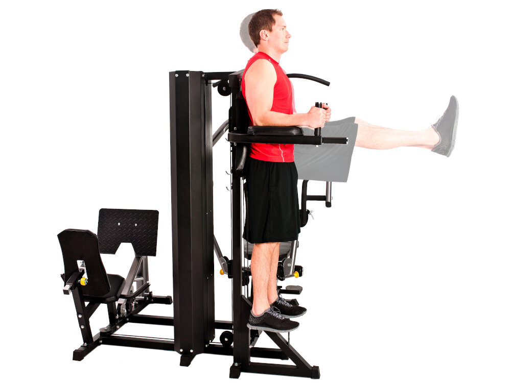 Atlas HORIZON FITNESS Torus 5 osoba ćwiczy na atlasie unosząc nogi stacja do wyciskania nóg i pionowego unoszenia kolan siła stabilizacja angażowanie mięśni głębokich