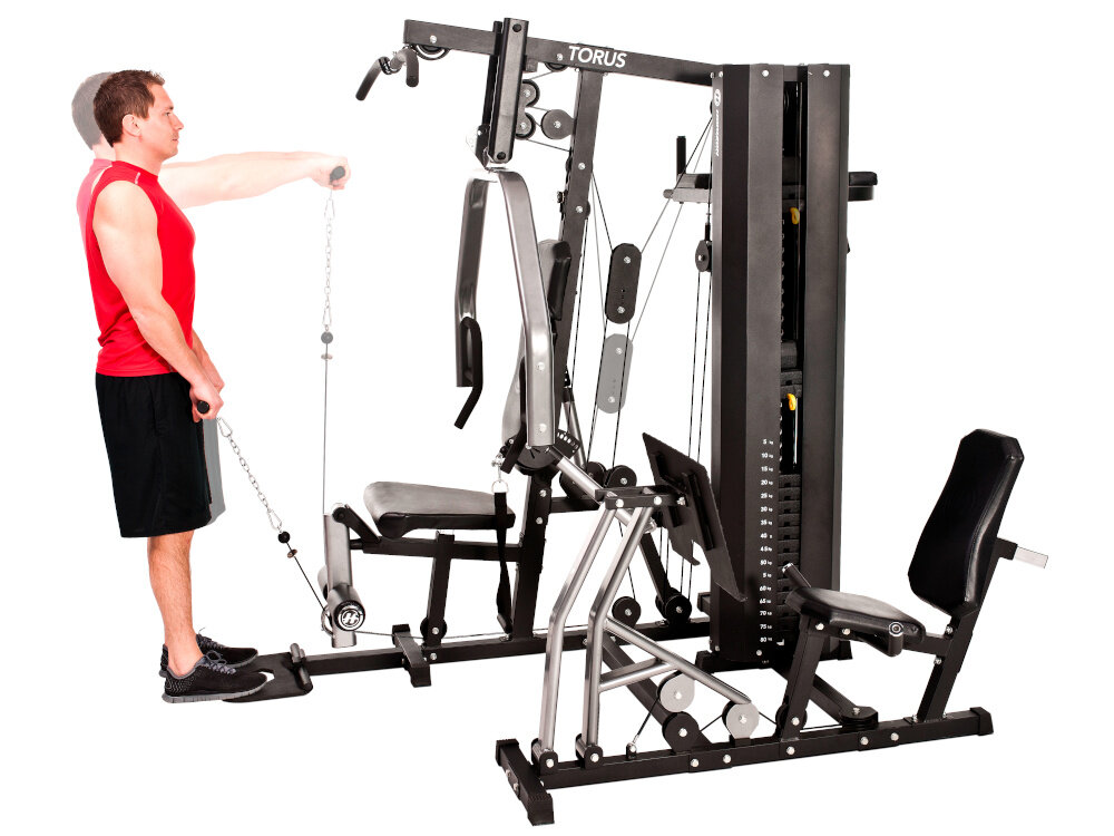Atlas HORIZON FITNESS Torus 5 osoba ćwiczy na atlasie stojąc szereg przydatnych akcesoriów drążek z gumowym uchwytem dwie materiałowe rączki ergonomiczne uchwyty wykonywanie różnorodnych ćwiczeń