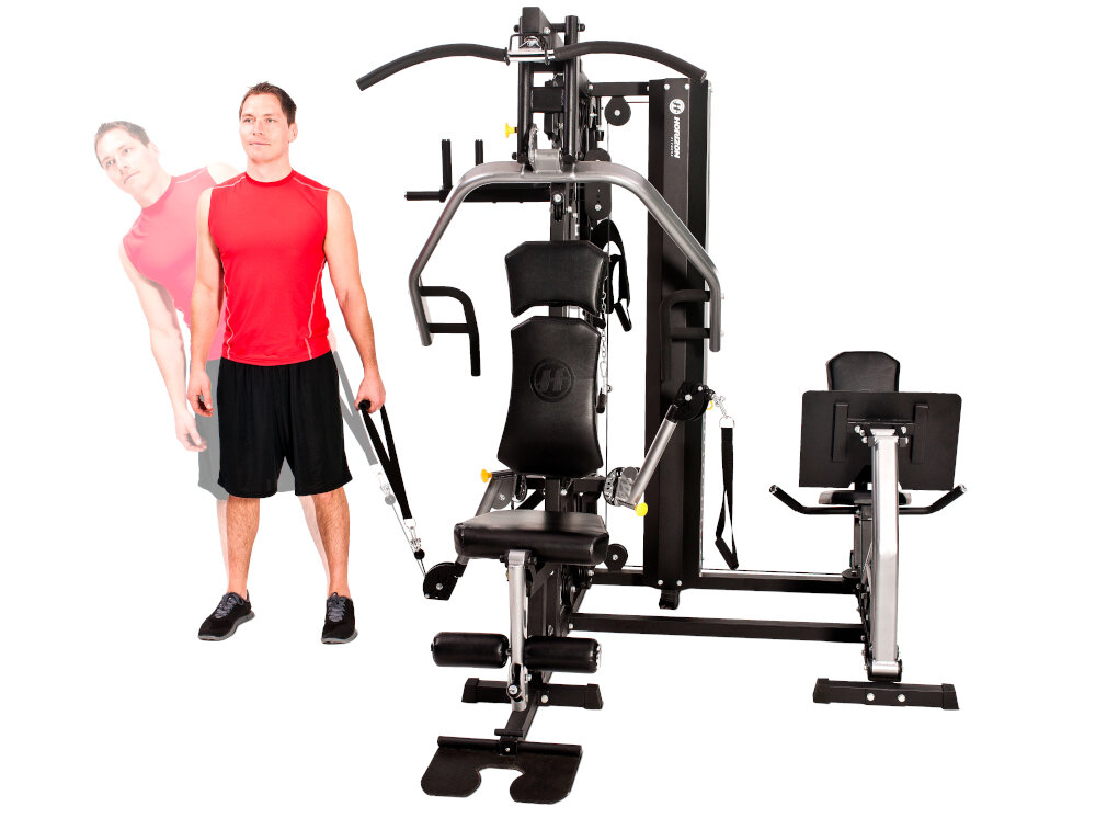 Atlas HORIZON FITNESS Torus 5 osoba ćwiczy na atlasie stojąc waga 219 kg stabilność przemyślana konstrukcja nieduża forma do domowych siłowni